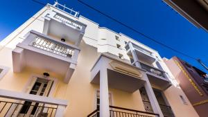 een wit gebouw met balkons erop bij Lemon Tree House in Karpathos