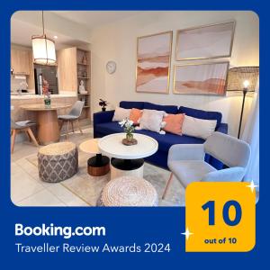 un soggiorno con divano blu e tavolo di Apartamento Punta Cana w/Pool & Beach a Punta Cana