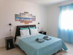 1 dormitorio con 1 cama con 2 toallas en Azimute Guest House, en Aljezur