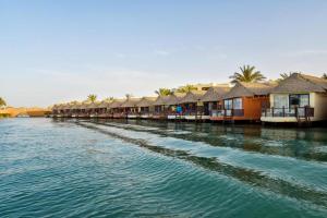 eine Reihe von Cottages auf dem Wasser neben einem Fluss in der Unterkunft Panorama Bungalows Resort El Gouna in Hurghada