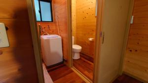 にあるRyukyo no Sato Auto Campsite - Vacation STAY 42105vの小さなバスルーム(トイレ、窓付)が備わります。