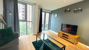 een woonkamer met een tv en een glazen tafel bij Contractor Stays by Furnished Accommodation with Parking in Leeds