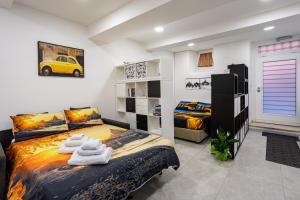 een slaapkamer met een bed en een gele auto aan de muur bij Petite House Frascati in Frascati