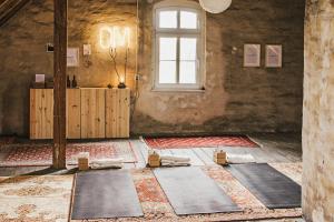 a room with yoga mats on the floor at Lehrerwohnung in Sechzehneichen
