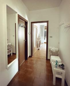 um corredor de um quarto com casa de banho com WC em ViewLake Apartment em Nago-Torbole