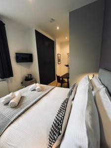 um quarto com uma cama com duas almofadas em 8, St Marys , Private Double Ensuite Room - Room Only- Truro em Truro