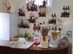 un bancone della cucina con due vasi su un tavolo di Residencial Vitoria a Ponta do Sol