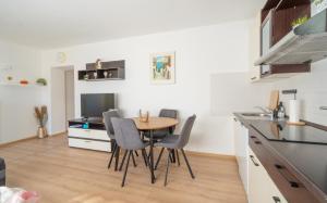 Kuchyň nebo kuchyňský kout v ubytování Apartment MIA