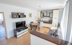 Kuchyň nebo kuchyňský kout v ubytování Apartment MIA + 11 fotografií
