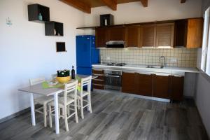 a kitchen with a table and a stove top oven at Risa Apulia in Torre Lapillo