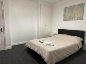 1 dormitorio con 1 cama con 2 toallas en Prince Apartment Inn en Norwich