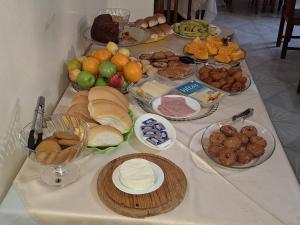 蓬塔杜索爾的住宿－Residencial Vitoria，一张桌子上有很多种不同的食物