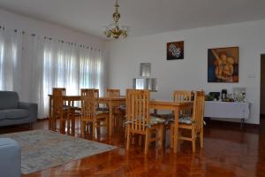 sala de estar con mesa de comedor y sillas en Kutenga Guest House en Maputo