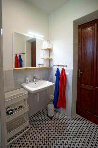 a bathroom with a sink and a mirror at App 1 per famiglie con splendida vista lago in Belgirate