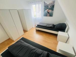 - un salon avec un lit et un canapé dans l'établissement Mesek Pension, à Oberasbach