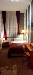 ブランケンブルクにあるGroße Wohnung mit Terrasse im Altstadtzentrum - Ferienwohnung Chiplakoffのベッドルーム1室(赤いカーテン付きの大型ベッド1台付)