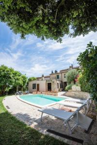 vista esterna di una villa con piscina di BorgoCuore a Todi