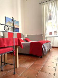 ナポリにあるResidenza Chiaiaのベッドルーム1室(赤い毛布付きのベッド1台付)