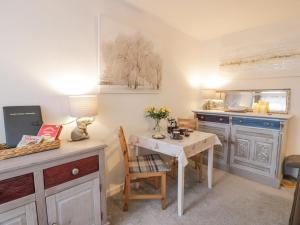una pequeña cocina con mesa, mesa, mesa y mesa con mesa y mesa en Rosalin Cottage, en Irvine