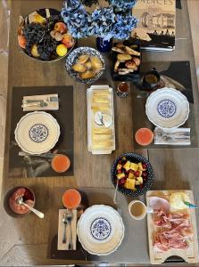Breakfast options na available sa mga guest sa Chambre d'hôte, Château de Meauce Louise et Marie