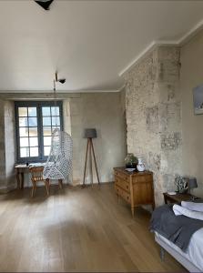 - une chambre avec un lit, une chaise et une fenêtre dans l'établissement Chambre d'hôte, Château de Meauce Louise et Marie, à Saincaize-Meauce