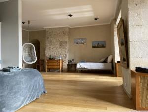 - une chambre avec un lit et une commode dans l'établissement Chambre d'hôte, Château de Meauce Louise et Marie, à Saincaize-Meauce