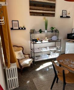 salon ze stołem i półką z przedmiotami w obiekcie Monsieur Michel w mieście Dinant