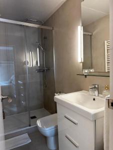 ein Bad mit einer Dusche, einem WC und einem Waschbecken in der Unterkunft Petit Rosselló in Barcelona