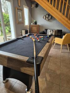 a pool table in the middle of a living room at Hôtel Des Argousiers in Ambleteuse