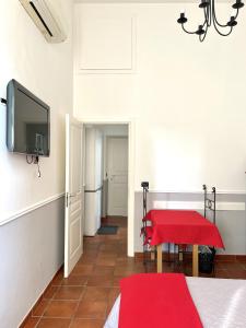ナポリにあるResidenza Chiaiaのリビングルーム(赤いテーブル、テレビ付)