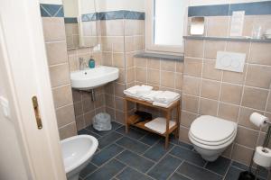 A bathroom at U Campanin