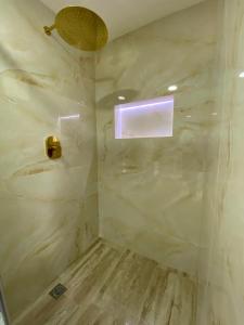 y baño con ducha con pared de cristal. en comoda casa para descansar en Manizales