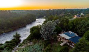 圣罗莎卡拉穆奇塔县Hospedaje Frente al Rio el Rancho的河边房屋的鸟瞰图