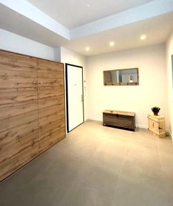 uma grande sala de estar com uma grande parede de madeira em RAINBOW FLAT- Monolocale luminoso em Milão