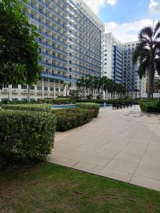 um grande edifício com palmeiras num parque em King of kings em Manila