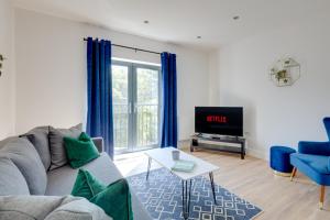 a living room with a couch and a tv at Stevenage Luxury 1 Bed Apartment Sleeps 4 WIFI Free Parking Secure by JM Short Lets in Stevenage