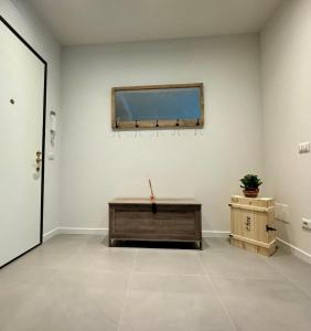 um quarto com uma mesa e uma janela numa parede em RAINBOW FLAT- Monolocale luminoso em Milão