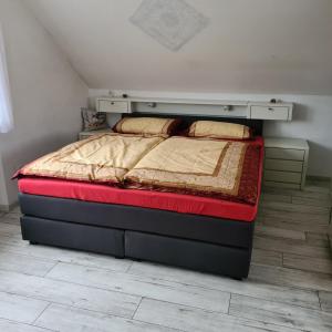 a bed in a room with avertisementatron at Ferienwohnung Sahrmann in Mistelgau