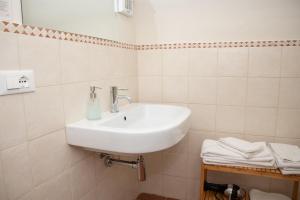 A bathroom at U Campanin