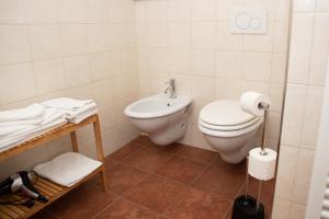 A bathroom at U Campanin