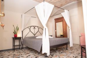 A bed or beds in a room at U Campanin