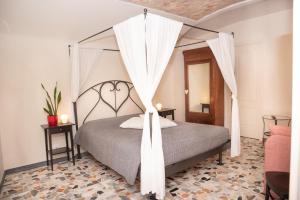 A bed or beds in a room at U Campanin