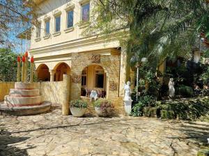 una casa grande con estatuas delante de ella en Xin Yuan My Dream Castle, en Dongshan