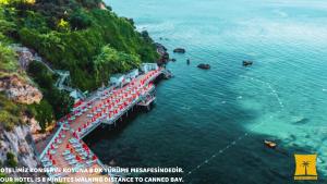 Ein Dock mit einem Haufen Regenschirme auf dem Wasser. in der Unterkunft Comfy Otel Antalya Lara in Antalya