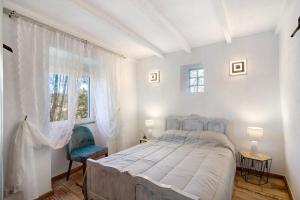 a bedroom with a large bed and a window at Casa da Maria Teresa V3 in Santa Catarina da Fonte do Bispo +24 photos