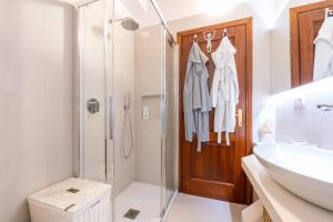 un bagno con doccia e lavandino di Casale Corciano a Ellera Altre 15 foto