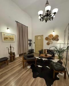 sala de estar con sofá y mesa en Kahwa Apartments, en Budapest