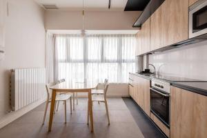 eine Küche mit einem Tisch und Stühlen in der Unterkunft Hermoso estudio en Legazpi °2 in Madrid