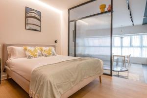 Schlafzimmer mit einem Bett und einer Glasschiebetür in der Unterkunft Hermoso estudio en Legazpi °2 in Madrid