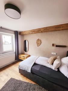 een slaapkamer met een groot bed en een raam bij Boutique Hotel Marielle in Bad Münstereifel